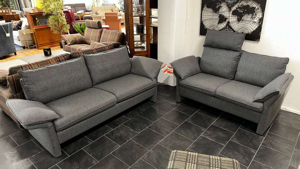 Frommholz Filou 2-Sitzer und 3-Sitzer Sofa, elegantes Design mit hohem Sitzkomfort.