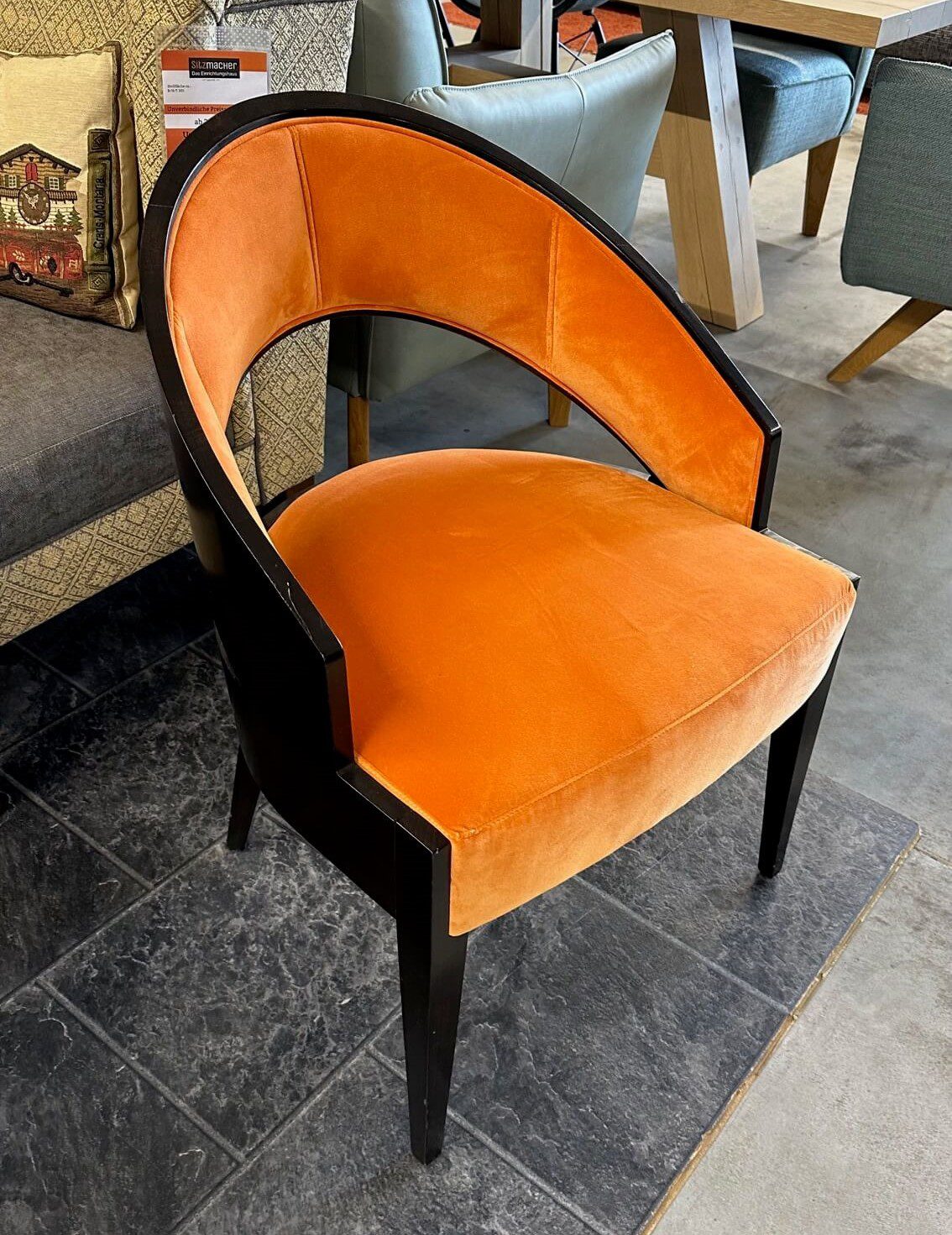 Selva Stuhl mit elegantem Design, ideal für stilvolle Wohnräume.