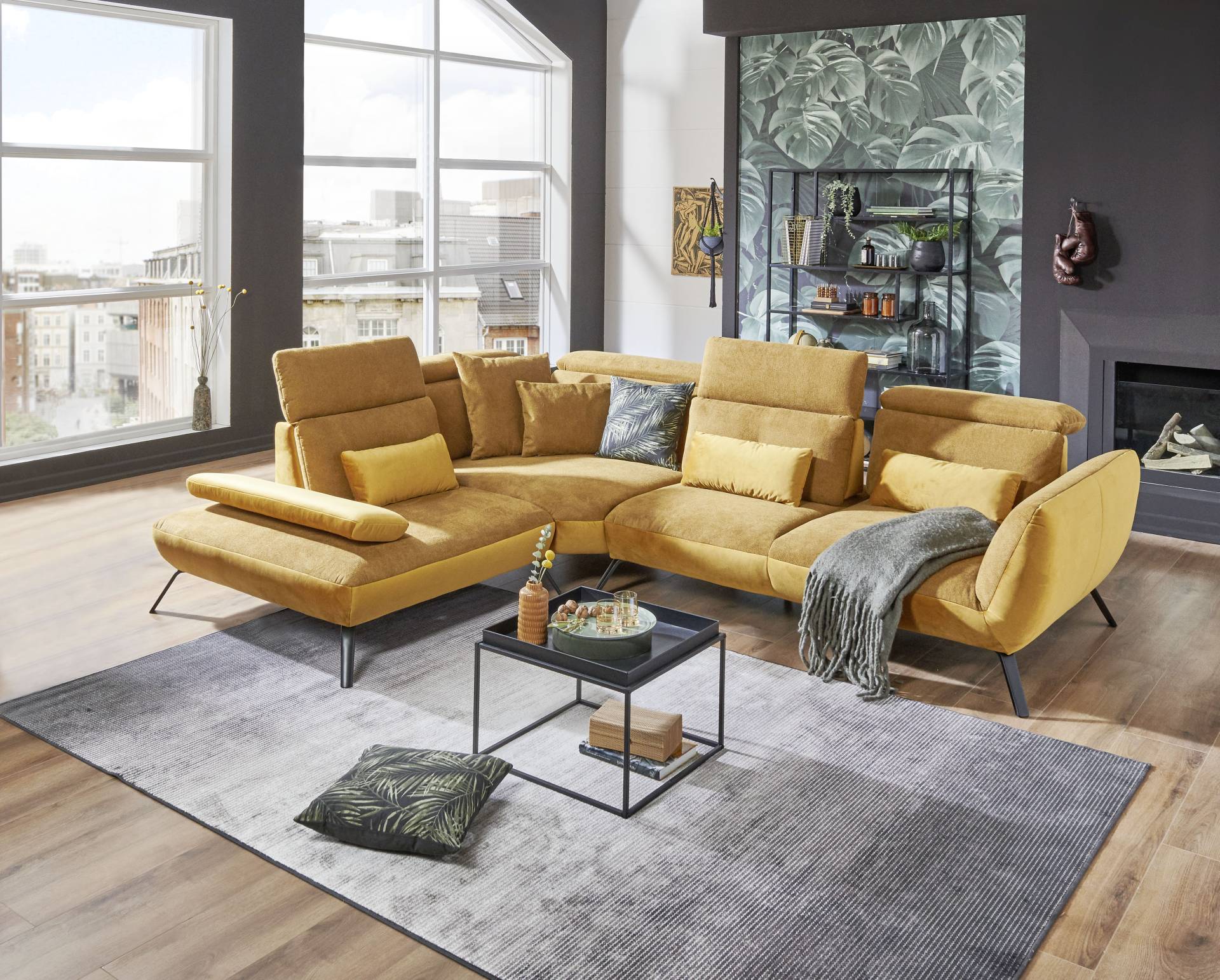 Sofa „Paris“ in Gelb und „Riviera“ in Gold – elegante Kombination aus modernem Design und luxuriöser Polsterung.